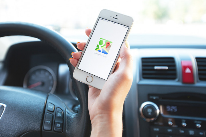 google_haritalar_1693386953 Araç içinde telefondan haritaya bakan kadın