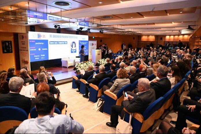 Zirve-salon-genel-gorunum-2 Değişimi Gerçekleştirebilen Ülkeler Uluslararası Rekabette Ayakta Kalacak