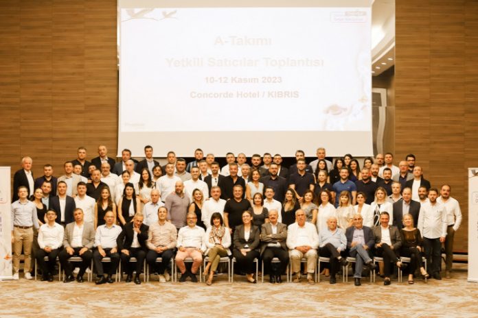 Toplu fotoğraf çektiren insanlar