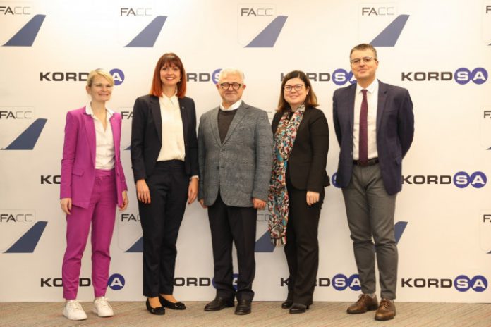 Kordsa-FACC-2 Poz veren iş insanları