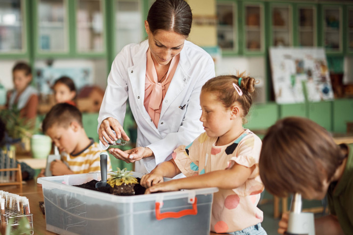 1722517726-female-teacher-and-group-of-elementary-students-du-2023-11-27-05-32-50-utc-2 EcosySTEM Projesi