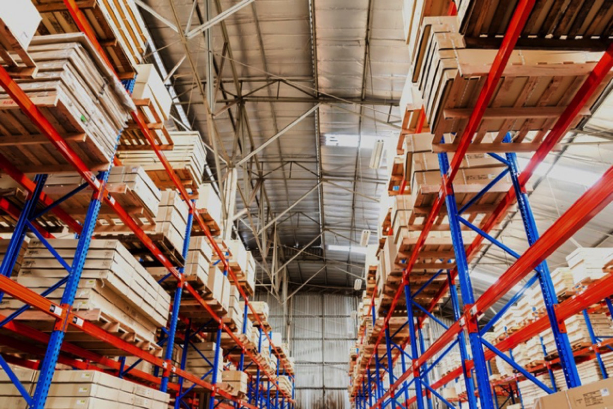 Depoda var olan bir sürü kutular