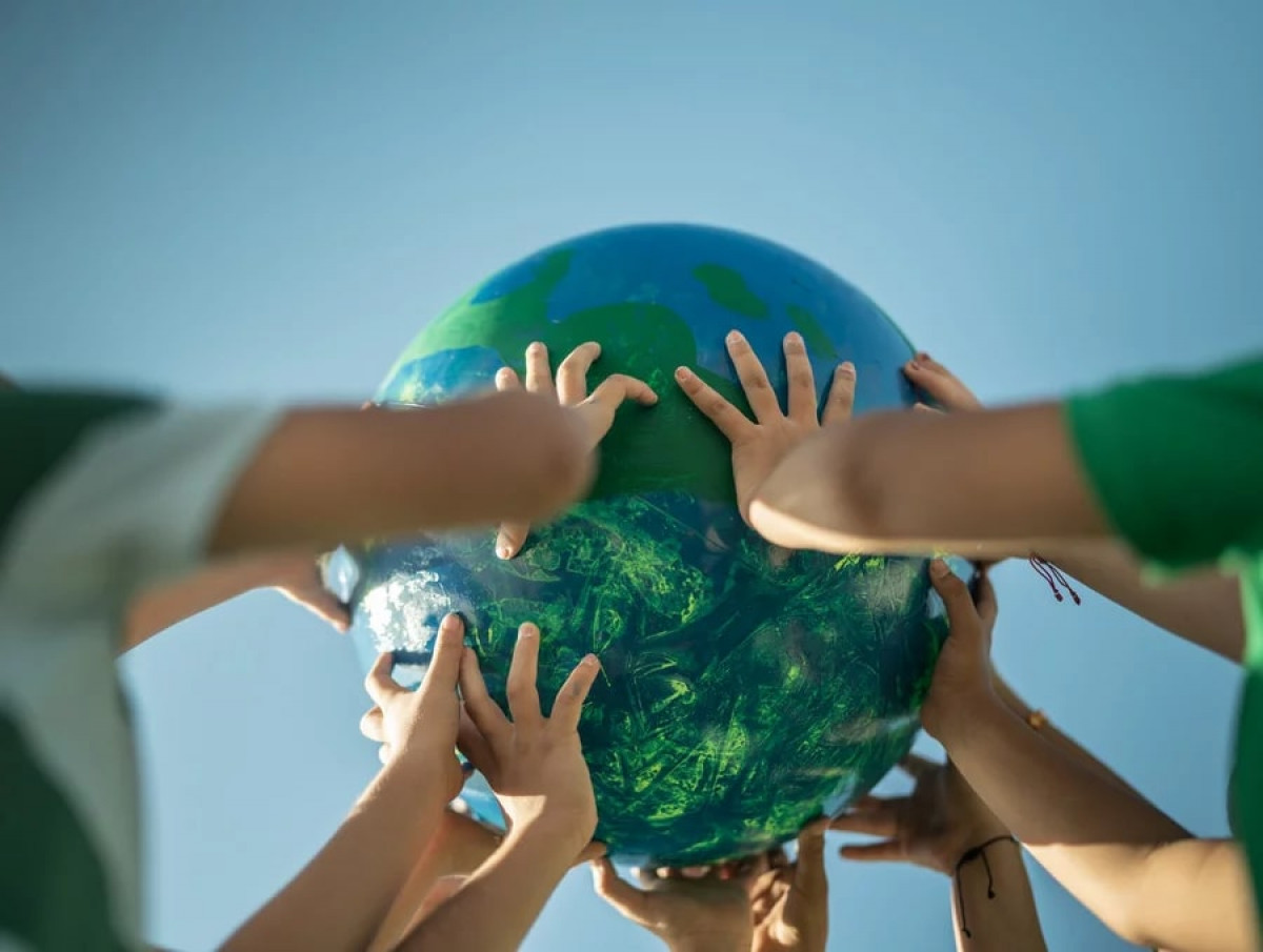 İnsanların elinde tuttuğu dünya