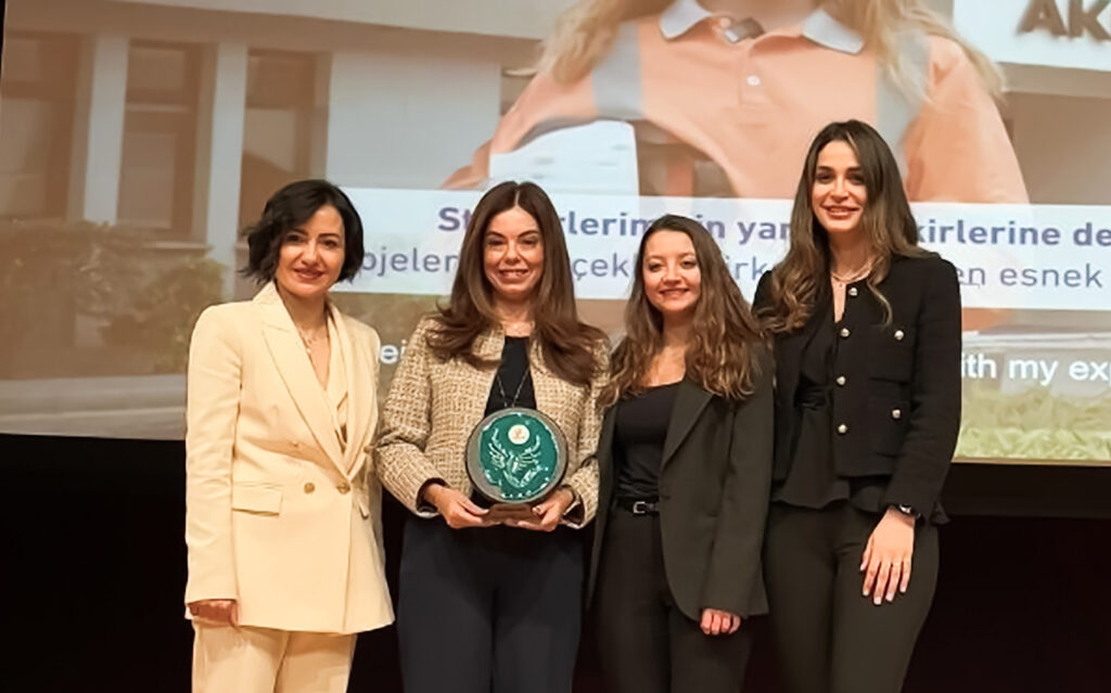 Akçansa Kadın Dostu Markalar 2025 Ödülünü aldı.