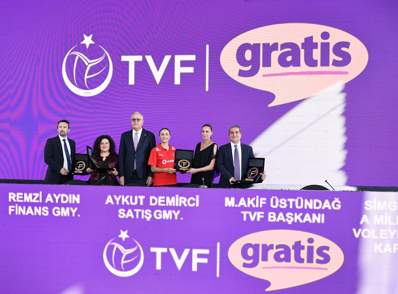 Gratis, Kadın Gücünü Destekliyor
