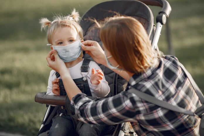 Woman with face mask for protection from coronavirus Kirli Hava, Çocukların Ruh Sağlığını Tehdit Ediyor!
