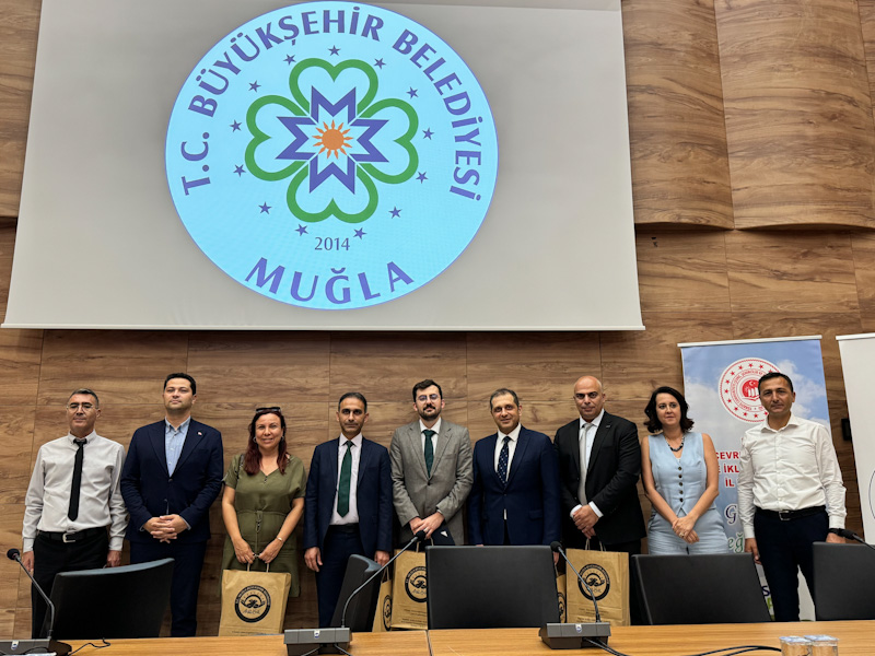 Dalmaçyalı Isı Yalıtım Sistemleri’nin katkılarıyla Muğla Büyükşehir Belediyesi, Çevre, Şehircilik ve İklim Değişikliği İl Müdürlüğü ile Enerji ve Tabii Kaynaklar Bakanlığı yetkililerinin katılımıyla, binalarda enerji verimliliği mevzuatı ve uygulamalarına yönelik bilgilendirme toplantısı düzenlendi.