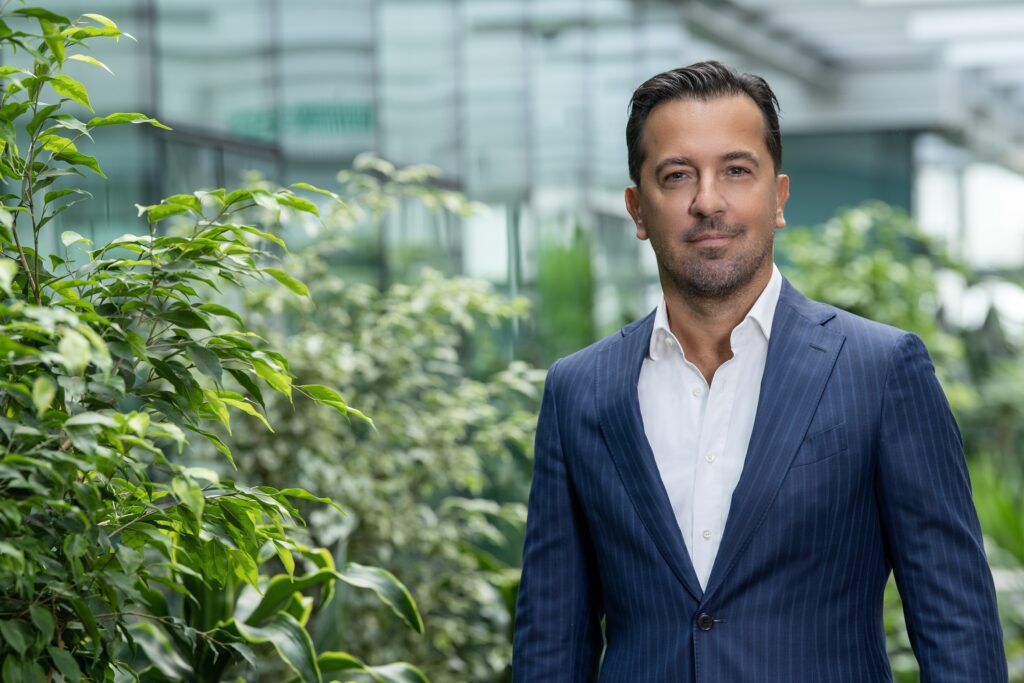 Adel Kalemcilik DEO'su Oğuz Uçanlar