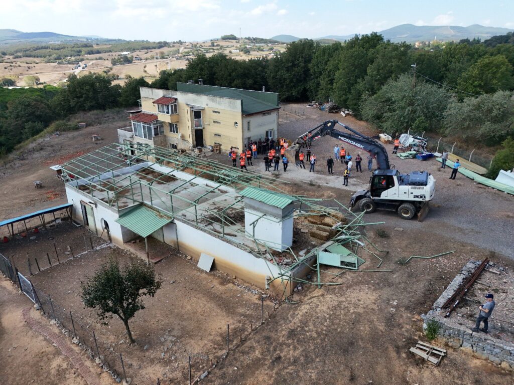 İBB öMERLİ hAVZASI kaçak yapı temizliği