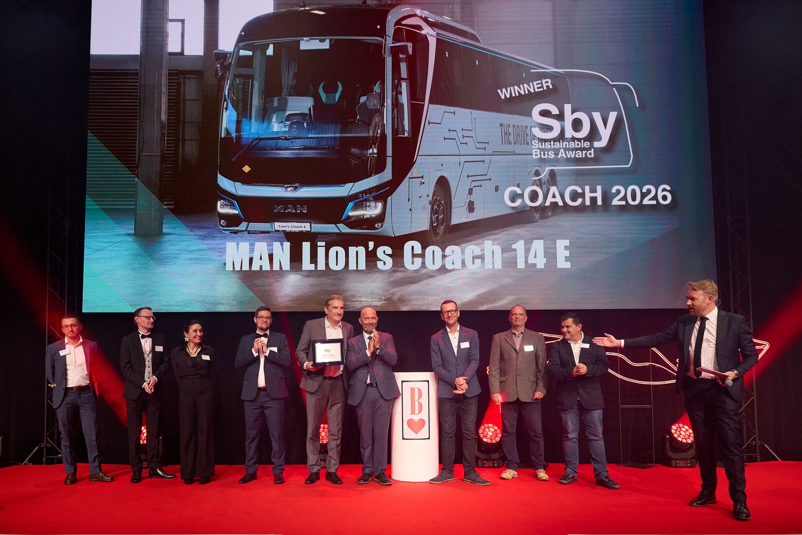 1760509038_e_bus_lionscoache_sby_award_01 MAN Lion’s Coach E, “2026 Yılının Sürdürülebilir Otobüsü” seçildi
