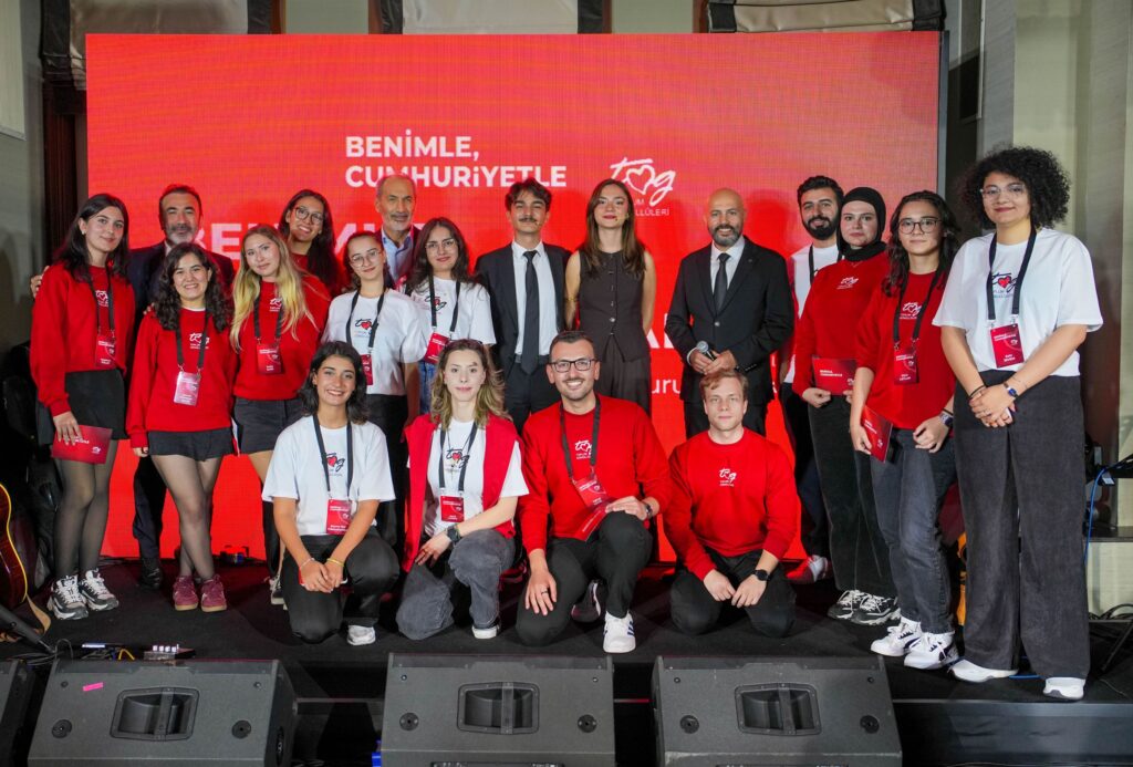 Toplum Gönüllüleri Vakfı gençleri “Benimle, Cumhuriyetle” projesini hayata geçiriyor