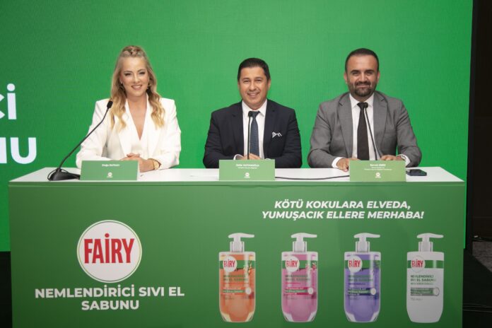 Doğa Rutkay_Zafer Kutanoğlu_Servet Gerz FAIRY, Aksan Kozmetik İş Birliğiyle Nemlendirici Sıvı El Sabunlarını Piyasaya Sunuyor