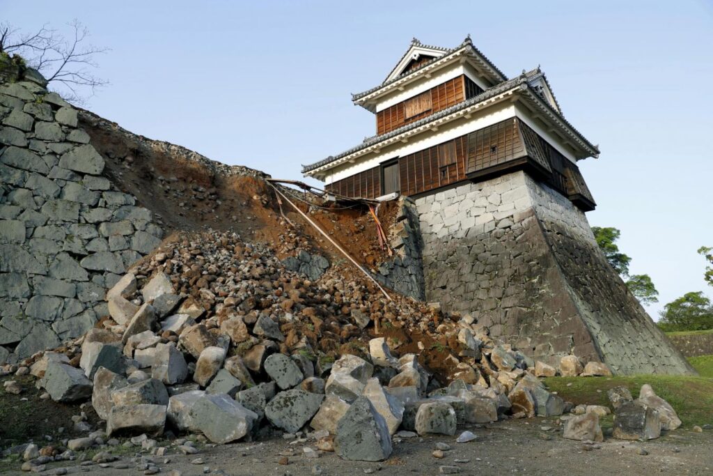 Damaged stone wall caused by an earthquake is seen at the Kumamoto Castle in Kumamoto Japonya'da 400 Yıllık Kumamoto Kalesi Depremde Yeniden Hasar Gördü